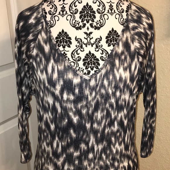 Express extra small black-and-white leopard shirt - Picture 2 of 4